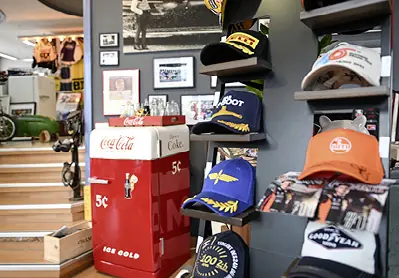 Bild-Galerie-Store-Ueber-uns_Innenaufn_Kuehl-caps_klein